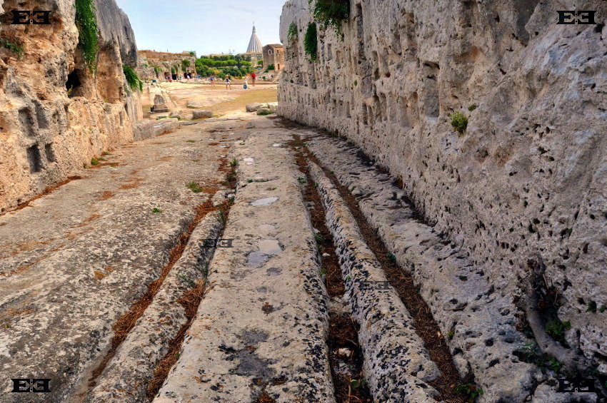 xsyracuse-sicily-greek-amphitheater-chariot-cart-ruts-tracks