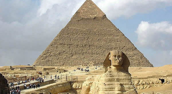 Esfinge-y-Pirámides-de-Giza-El-Cairo-Egipto.-Author-Hamish2k.-Licensed-under-the-Creative-Commons-Attribution-Share-Alike-600x330