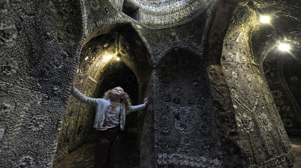 heritage_break_-_little_girl_at_shell_grotto_margate._credit_thanet_tourism